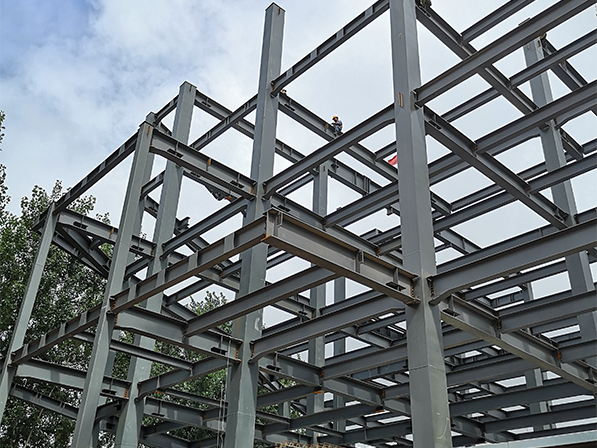 鋼結(jié)構(gòu)施工現(xiàn)場